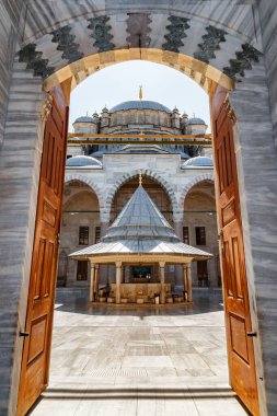 İstanbul, Türkiye - 16 Eylül 2021: İstanbul, Türkiye 'deki Fatih Camii' ne Giriş. Osmanlı İmparatorluk Camii dünyadaki turistler ve hacılar arasında popüler bir yerdir..