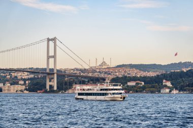 İstanbul, Türkiye 'deki Boğaz Köprüsü (15 Temmuz Şehitler Köprüsü) manzarası. İstanbul dünyada popüler bir turizm beldesi.