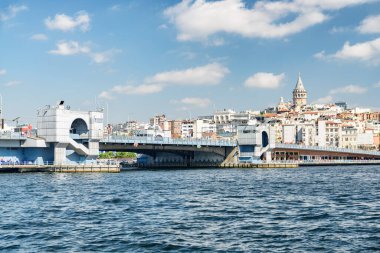 İstanbul silueti. Galata Kulesi ve Galata Köprüsü 'nün muhteşem manzarası. İstanbul popüler bir turizm beldesi.
