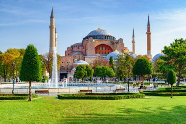İstanbul 'daki Sultanahmet Meydanı ve Ayasofya Çeşmesi. Sultanahmet Meydanı İstanbul 'un popüler bir turizm merkezi..