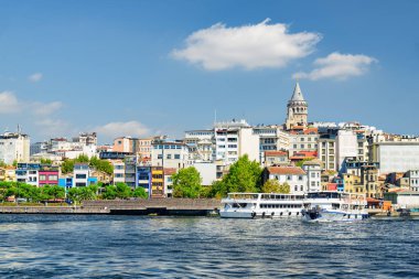 İstanbul silueti. Galata Kulesi ve Galata Köprüsü 'nün muhteşem manzarası. İstanbul popüler bir turizm beldesi.