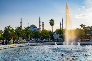 Türkiye 'nin İstanbul kentindeki Sultan Ahmed Camii (Mavi Cami) yakınlarında bir çeşme. Mavi Cami, İstanbul 'un hacılar ve turistleri arasında popüler bir yer..