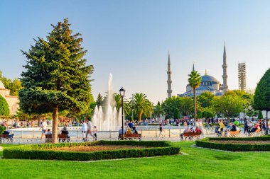 Türkiye 'nin İstanbul kentindeki Sultan Ahmed Camii (Mavi Cami) yakınlarında bir çeşme. Mavi Cami, İstanbul 'un hacılar ve turistleri arasında popüler bir yer..