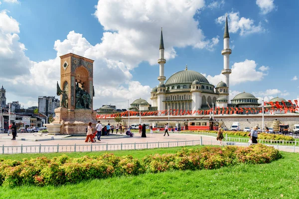 在阳光明媚的日子里 塔卡西姆清真寺和塔卡西姆广场的共和国纪念碑尽收眼底 这个公共广场是个旅游胜地 — 图库照片