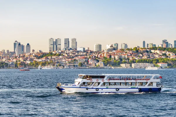 Insolito Skyline Istanbul Turchia Ferry Sta Attraversando Bosforo Impressionante Vista — Foto Stock