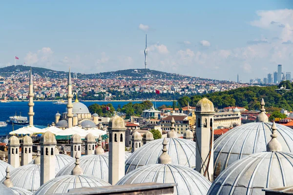 珍しいイスタンブールのスカイライン トルコ ボスポラスの素晴らしい空の景色 背景には カメラタワーが見えます イスタンブールは世界で人気のある観光地です — ストック写真