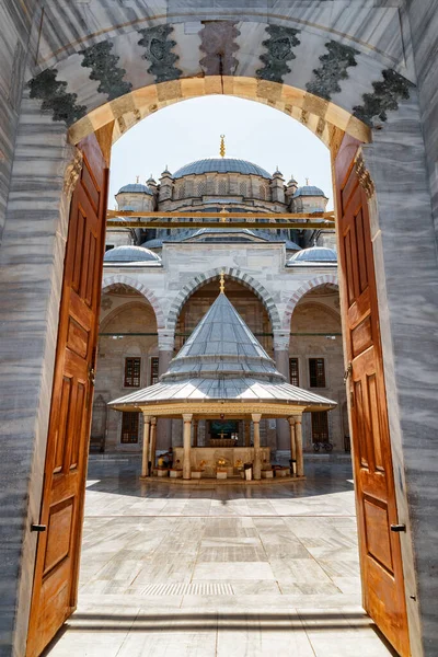 Κωνσταντινούπολη Τουρκία Σεπτεμβρίου 2021 Είσοδος Στο Τζαμί Φατίχ Στην Κωνσταντινούπολη — Φωτογραφία Αρχείου