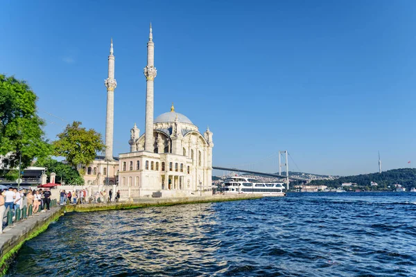 トルコのイスタンブールにあるOrtakoy MosqueとBosporusの景色 ボスポラス橋 7月15日殉教者橋 が背景に見える — ストック写真