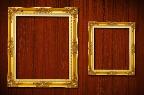 Goldener Rahmen auf Holz-Hintergrund — Stockfoto