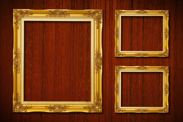 木製の背景にゴールデン フレーム — ストック写真