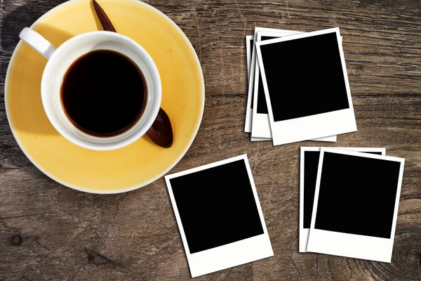 コーヒー テーブルの上の空白の写真 — ストック写真