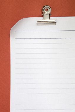 küçük kırmızı zemin üzerine boş beyaz kağıt