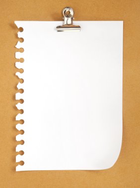Klipsli karton arka plan boş bir not kağıdına 