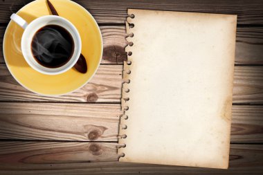 ahşap masa kahve yavrusu ile eski bir not kağıdına