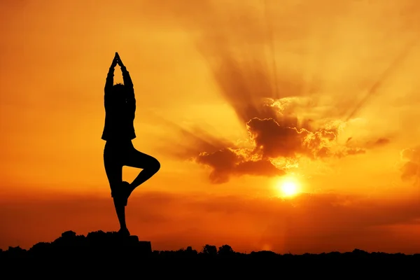 Silhouette d'une belle femme de Yoga le matin — Photo