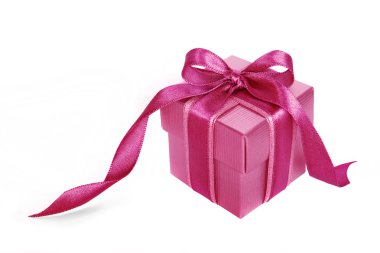 beyaz zemin üzerine pembe kurdele ile pembe hediye kutusu