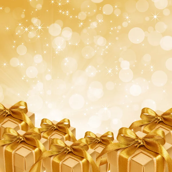 Gold gift box on abstract gold Christmas background — Stock Photo, Image