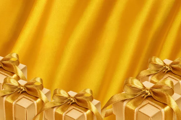 Scatola regalo in oro su sfondo oro satinato — Foto Stock