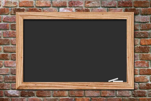 Blackboard op oude bakstenen muur achtergrond — Stockfoto