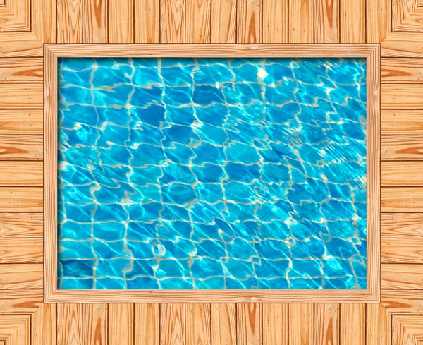 蓝色泳池的木制框架 — 图库照片