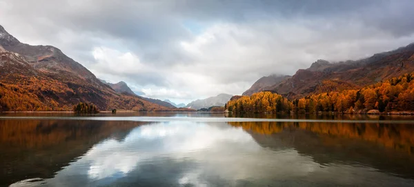 Panorama del lago d'autunno Sils nelle Alpi svizzere — Foto Stock