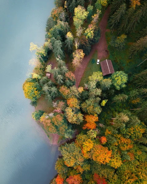 Vue aérienne sur le lac avec de l'eau turquoise dans les Carpates — Photo