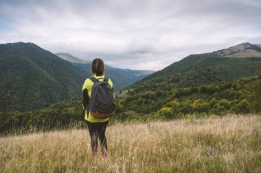 Sonbahar dağlarında yalnız bir kız