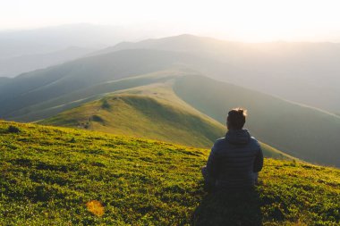 Dağın yamacında yalnız bir turist