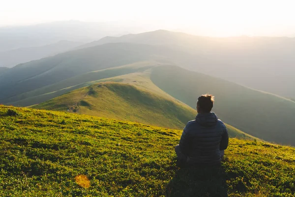 Turista sozinho na borda da colina da montanha — Fotografia de Stock