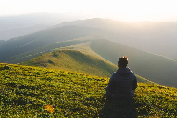 Turista solitario ai margini della collina di montagna — Foto Stock