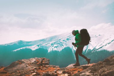 Karlı dağların olduğu inanılmaz bir manzara.
