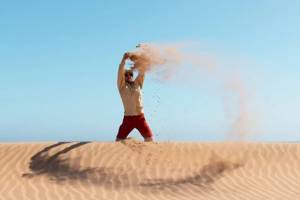 Alleinstehender Mann wirft Sand in die Namib-Wüste — Stockfoto