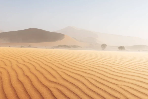 Orange sanddyner och klar himmel i Namib öknen — Stockfoto