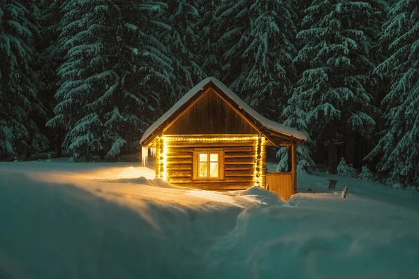 Fantástico paisaje con casa nevada — Foto de Stock