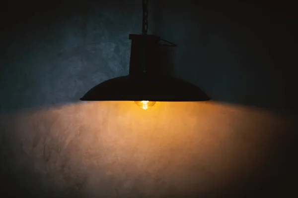 Lampe noire et réflexion de la lumière jaune — Photo