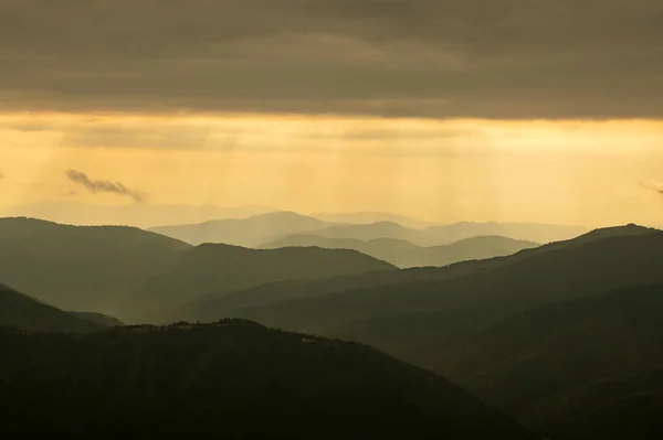 Niebla matutina en montañas de primavera —  Fotos de Stock