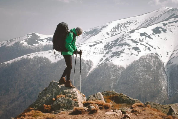 Geweldig landschap met besneeuwde bergen — Stockfoto