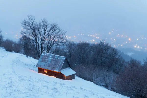 Fantástica paisagem de inverno com casa de madeira brilhante — Fotografia de Stock