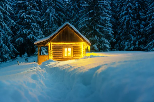 Fantastiskt landskap med snöigt hus — Stockfoto