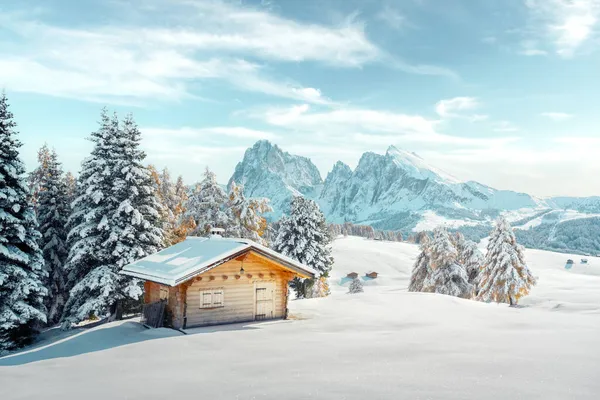 Pintoresco paisaje con una pequeña casa de madera en el prado Alpe di Siusi —  Fotos de Stock