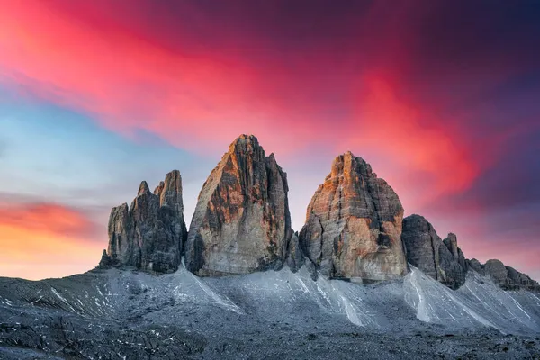Increíble vista de los Tres Picos de Lavaredo al atardecer — Foto de Stock