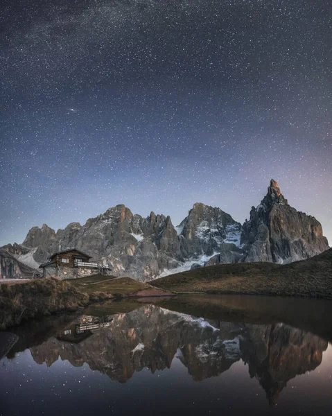 Increíble paisaje nocturno en el refugio de montaña Baita Segantini — Foto de Stock