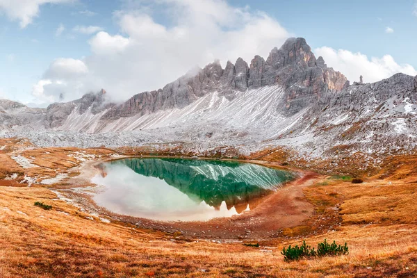 Agua turquesa clara del lago alpino Piani en el Tre Cime Di Laveredo — Foto de Stock