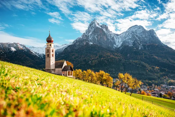 St. Valentin Kastelruth Village Church at the autumn Dolomite Alps — Stock Photo, Image