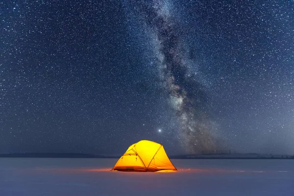 Tenda gialla illuminata dall'interno sullo sfondo del cielo stellato — Foto Stock