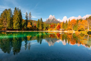 Dolomite Alplerindeki Welsperg Gölü 'nün sonbahar manzarası