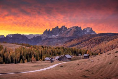 İtalyan Dolomitleri kırsalındaki Fuchiade Vadisi 'nde inanılmaz kırmızı gün batımı