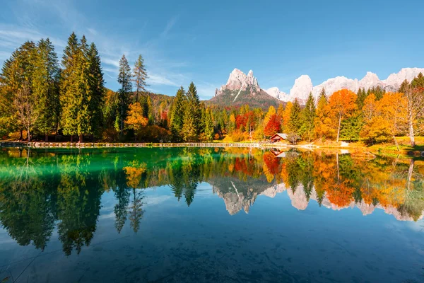 Pintoresca vista en el lago Welsperg otoño en los Alpes Dolomitas — Foto de Stock