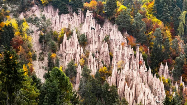 Malebný pohled na přírodní zemské pyramidy v podzimní sezóně — Stock fotografie