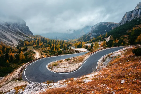 Kronkelende bergweg die leidt naar drie toppen van Lavaredo — Stockfoto
